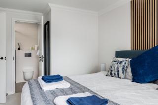 Modern, comfy Town centre gem, near beach, parking - 1