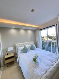 Modern Oasis: Pool + Netflix - Manila - 0