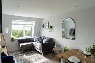 Stunning, Spacious & Cosy 2-Bedroom Southsea Apartment, with Great Panoramic Views, Free Parking Permit, Sleeps 4 SUMMER SPECIAL OFFER - by Blue Puffin Stays - 1