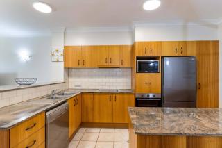 Yasmin at Coral Horizons: Retro Vibes on the Beach - Palm Cove - 5