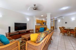 Yasmin at Coral Horizons: Retro Vibes on the Beach - Palm Cove - 2