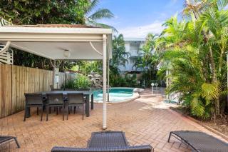 Yasmin at Coral Horizons: Retro Vibes on the Beach - Palm Cove - 1