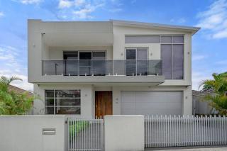 'Starlight' A Slice of the Hollywood Hills in Bexley - Sydney - 4