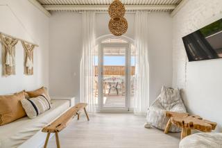 Cavos Paros Stunning Two bedroom Apartment With Spacious Veranda In Aliki, Paros - Aliki - 0