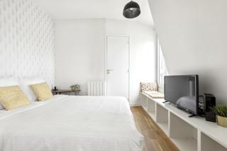 Bright top floor studio near Pere Lachaise - París - 4