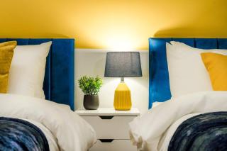 Navy Retreat - 10 minutes walk to City Centre - Free Parking, Fast WiFi and Smart TV by Yoko Property - Derby - 6