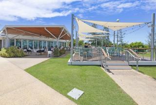 'Arafura Blue' a Poolside Family Oasis on the Coast - 3