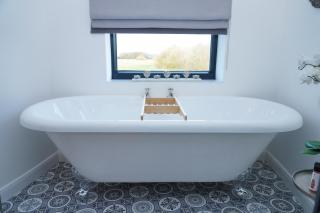 The Angel - Luxury Lakeside Lodge - Cotham - 6