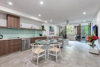 'Hibiscus Haven' Resort-style Chic by the Beach - Palm Cove - 0