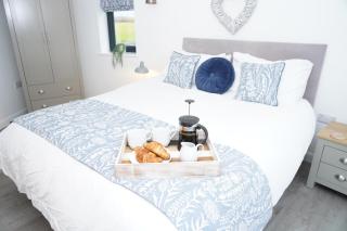 The Angel - Luxury Lakeside Lodge - Cotham - 9