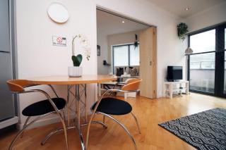 Centrally Located Spacious 2BR | CoHost Partners - Cardiff - 1