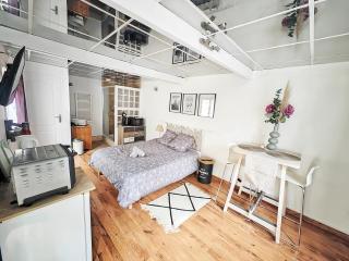 Magic Studio - Disneyland Paris Shopping village 9 minutes - 2