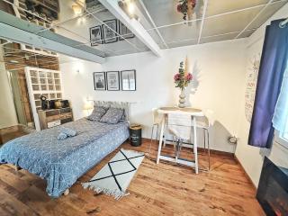 Magic Studio - Disneyland Paris Shopping village 9 minutes - 8