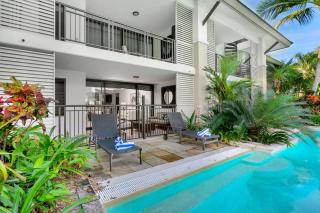 Poolside Bliss: A Modern Resort Sanctuary - Port Douglas - 9