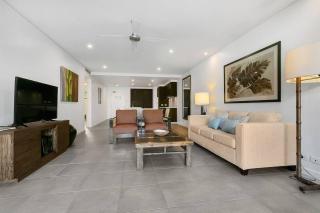 Poolside Bliss: A Modern Resort Sanctuary - Port Douglas - 3