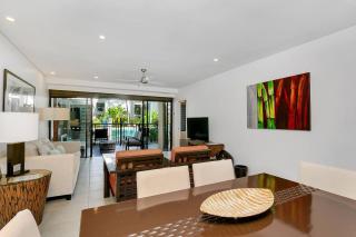 Poolside Bliss: A Modern Resort Sanctuary - Port Douglas - 1