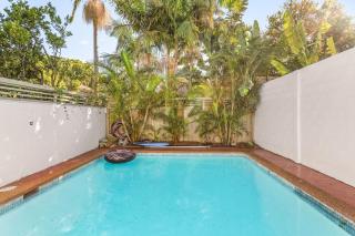 Henrietta - Poolside Relaxation near Bronte Beach - Sydney - 9