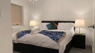 LUXURY 3 BED HOME with MULTIPLE FREE PARKING BAYS Early Check-in Late Check- Out Allowed - 8