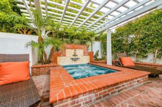 Oceanfront Dog Friendly Home with Waterfront Porch, Gas Grill, Hot Tub & Fire Pit - San Diego - 8