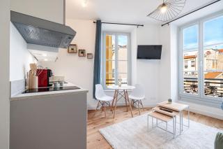 Charming City Center Studio 302 - 4