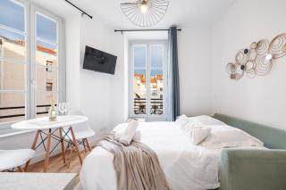 Charming City Center Studio 302 - 1