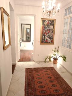 Small stylish room with comfortable queen-size bed in very large, beautifully decorated shared flat in the historic centre of Malaga - 3