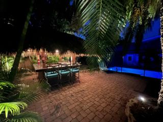 Sneaky Tiki: Heated Saltwater Pool+5 min to beach - 4