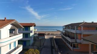 F002 - Fano, trilocale con portico a 30mt dal mare - Marotta - 0