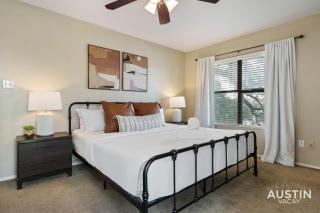 Walk to Zilker Patio w a View Elevated Balcony - Austin - 8