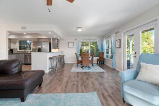 24th St Beach House! 50ft to the beach or the bay! - Bradenton Beach - 2