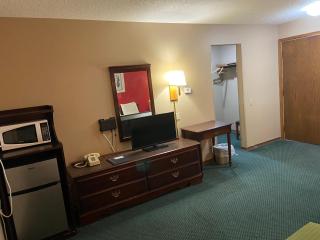 Colonial Inn - Dyersville - 2