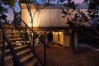 Treehouse Glamping at Pecan Haven W Hot Tub - Luckenbach - 9