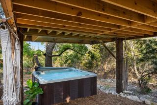 Treehouse Glamping at Pecan Haven W Hot Tub - Luckenbach - 5