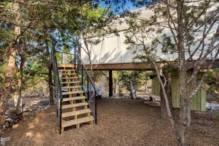 Treehouse Glamping at Pecan Haven W Hot Tub - Luckenbach - 3