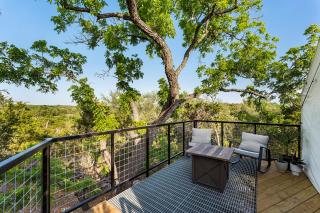 Treehouse Glamping at Pecan Haven W Hot Tub - Luckenbach - 6