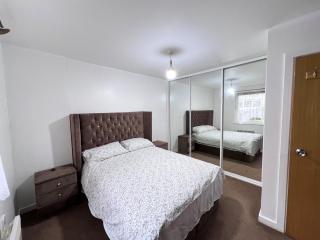 Luxury 2 beds Apartment with 2 bathrooms, living dining & Parking - East London - Barkingside - 0