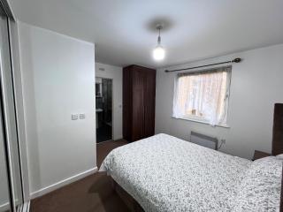 Luxury 2 beds Apartment with 2 bathrooms, living dining & Parking - East London - Barkingside - 6