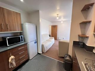 Luxury 2 beds Apartment with 2 bathrooms, living dining & Parking - East London - Barkingside - 4