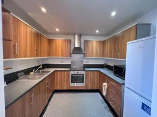 Luxury 2 beds Apartment with 2 bathrooms, living dining & Parking - East London - Barkingside - 3