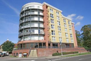 Luxury 2 beds Apartment with 2 bathrooms, living dining & Parking - East London - Barkingside - 9