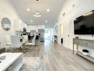 Luxe Home - Heated Pool I 5 min to Beach I BBQ Grill - Fort Lauderdale - 2