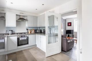 Captivating 3 bedroom home with conservatory - Hamilton - 8