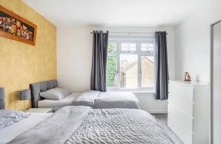 Captivating 3 bedroom home with conservatory - Hamilton - 4