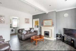 Captivating 3 bedroom home with conservatory - Hamilton - 9