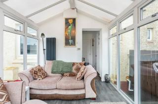 Captivating 3 bedroom home with conservatory - Hamilton - 6