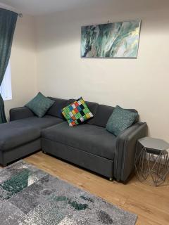 Very Spacious 2 Bed Apartment Close To Lakeside - 0