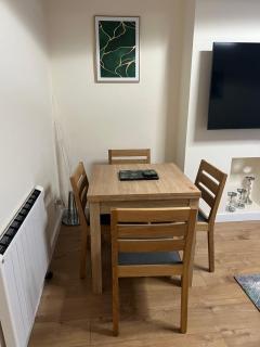 Very Spacious 2 Bed Apartment Close To Lakeside - 7