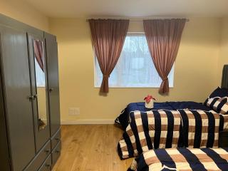 Very Spacious 2 Bed Apartment Close To Lakeside - 4