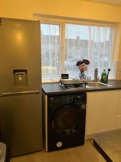Very Spacious 2 Bed Apartment Close To Lakeside - 1