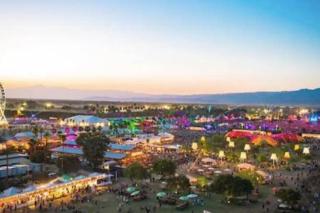 Luxurious Getaway Near Coachella Stagecoach Pool Putting Green Parking Firepit Sleeps 11 - Indio - 4